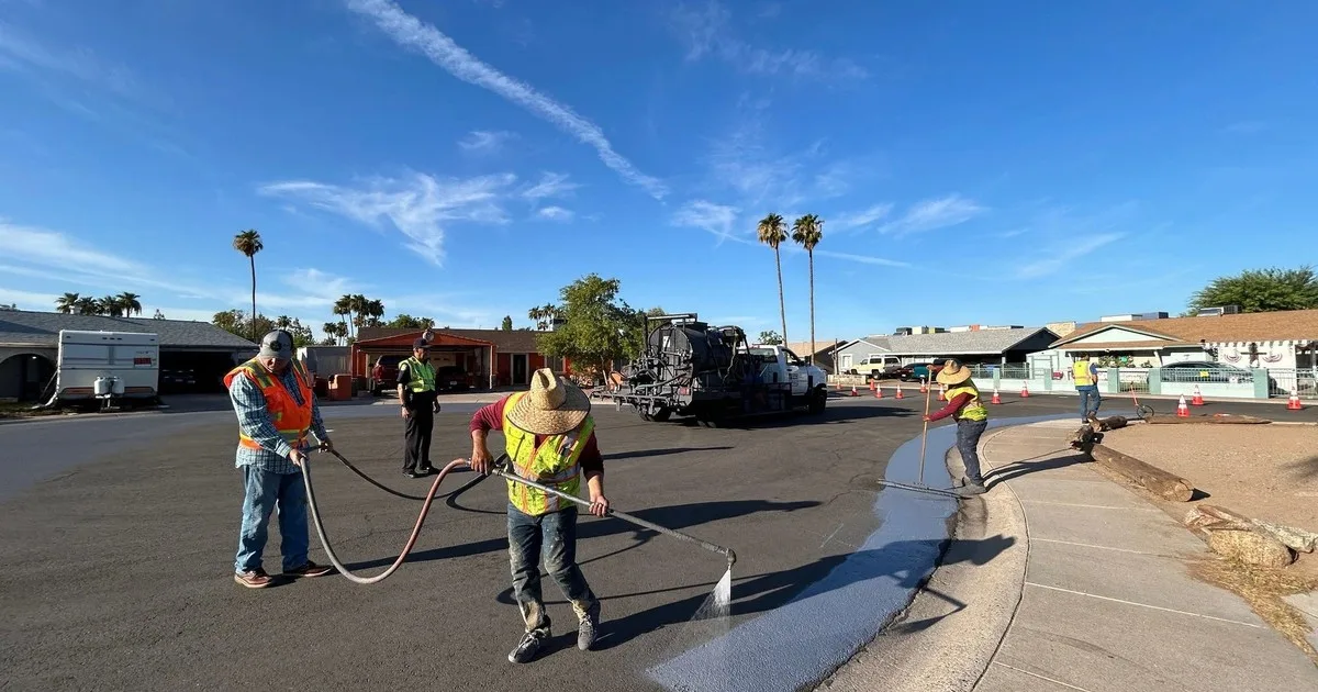En el 2020, Phoenix cubrió 58 km de carretera con un revestimiento gris claro y reflectante para combatir el calor extremo: la temperatura del asfalto bajó 7 ºC, pero creó un efecto rebote sobre los peatones