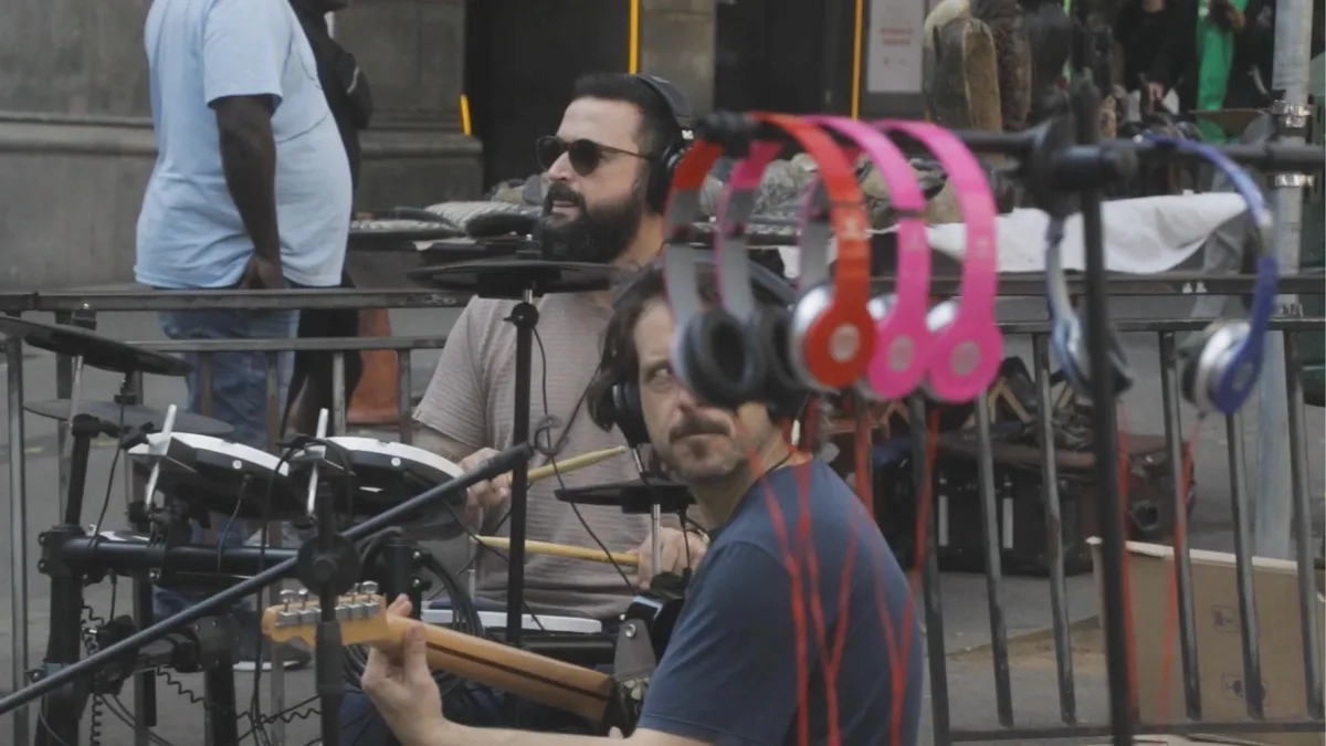 Banda toca na Paulista com fones de ouvido para driblar restrição a amplificadores e viraliza nas redes