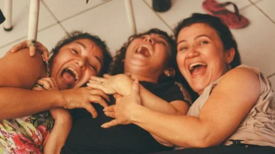EPOC: cuando la risa ayuda a respirar mejor en apenas 8 semanas