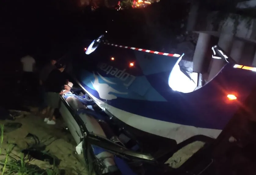 Dos personas muertas en accidente de bus intermunicipal en Aguachica, Cesar: el vehículo cayó desde un puente y terminó en un abismo