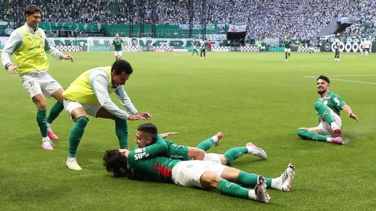 Palmeiras goleia Vasco e abre vantagem na liderança do Brasileirão