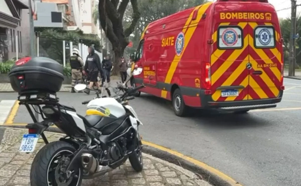 Pancada entre carro e moto deixa mulher ferida em cruzamento movimentado de Curitiba: “Todo dia tem acidente”