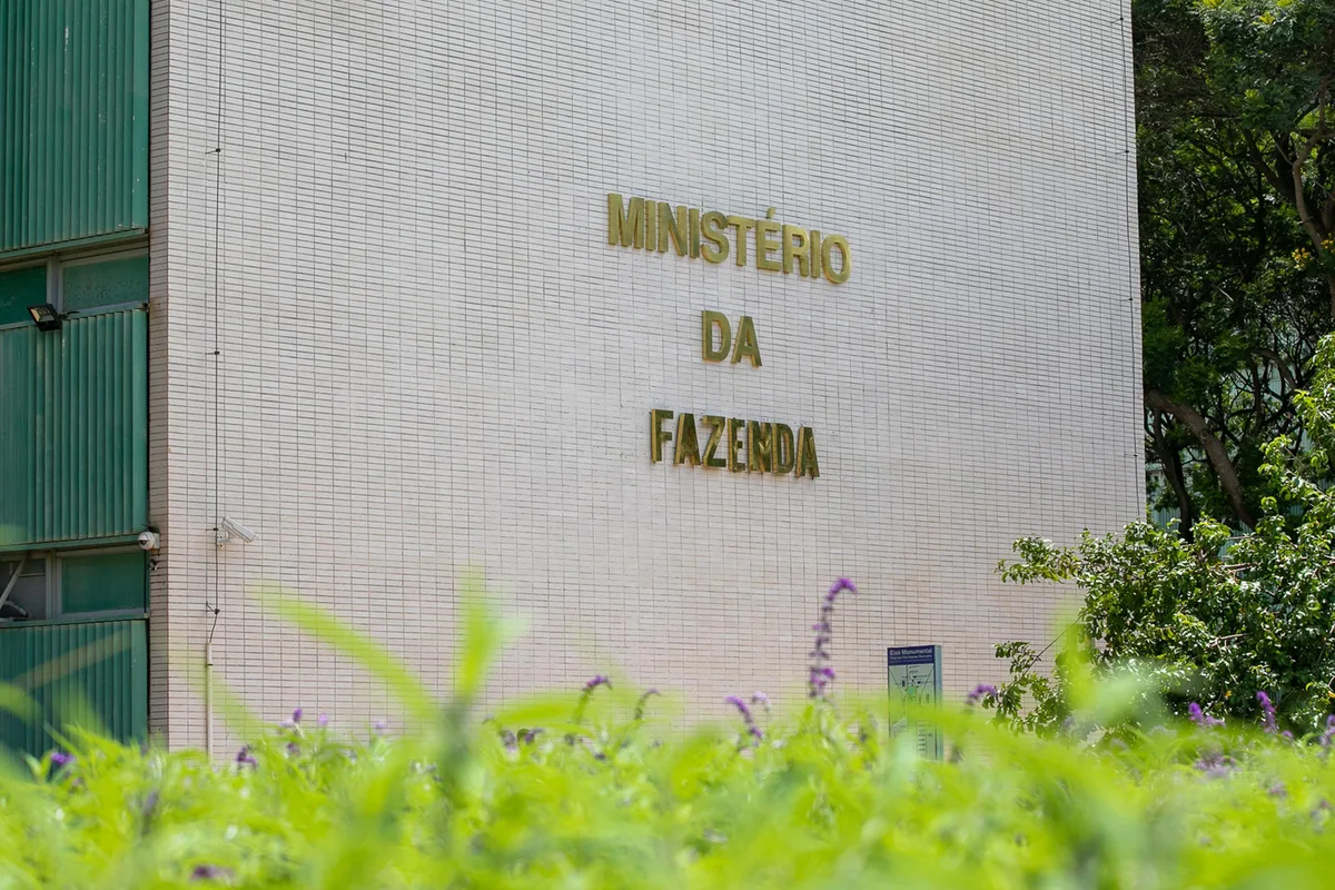 Fazenda atribui desaceleração do PIB a juros altos e prevê reduzir projeção
