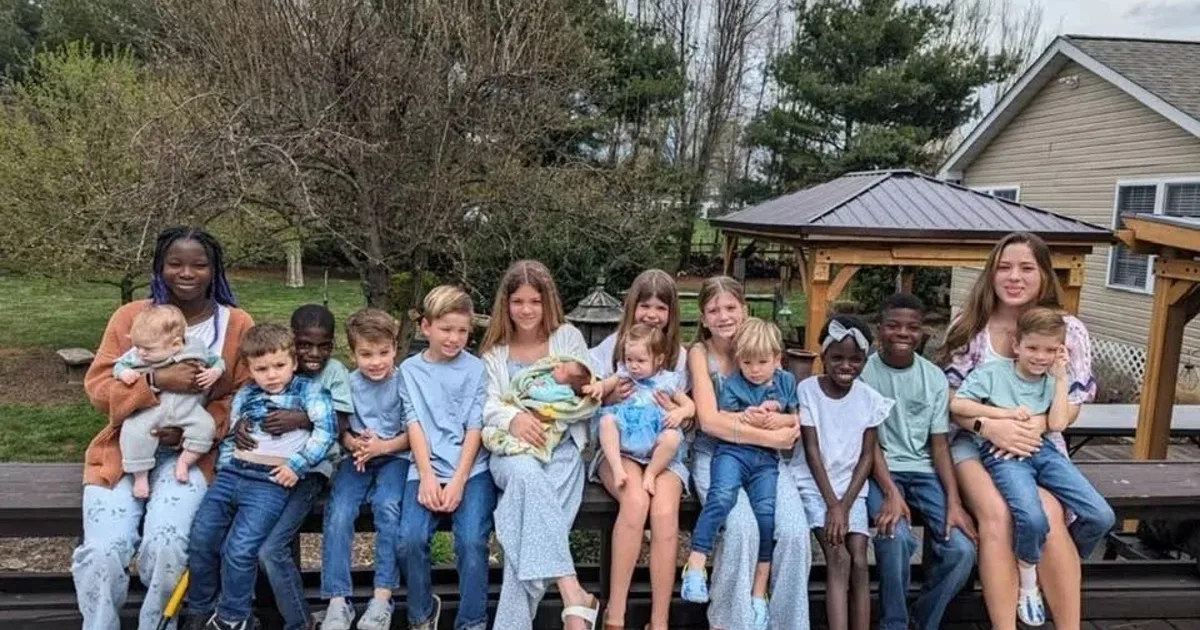 Un hombre de 71 años y su esposa de 69 tienen 37 hijos, gastan más de USD 50.000 al año en comida y quieren seguir agrandando la familia