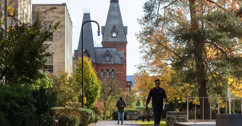 Cornell suspende festas em fraternidades até o final do ano