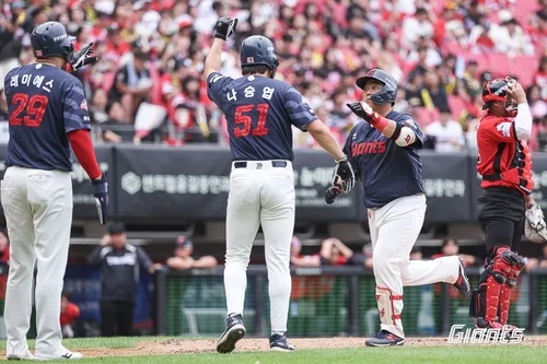 한동희 만루포 한 방에 KIA-LG 3위 싸움, 12일 최종전서 판가름