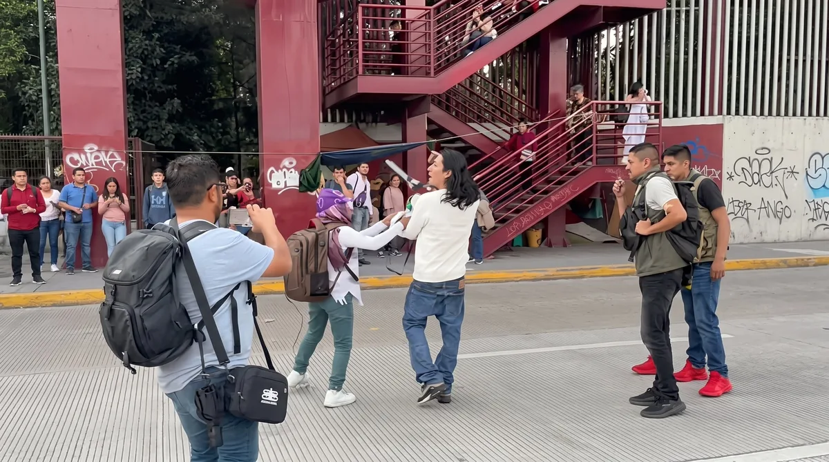 Conductor pierde la paciencia y enfrenta a manifestantes con tijeras de jardinero en Naucalpan