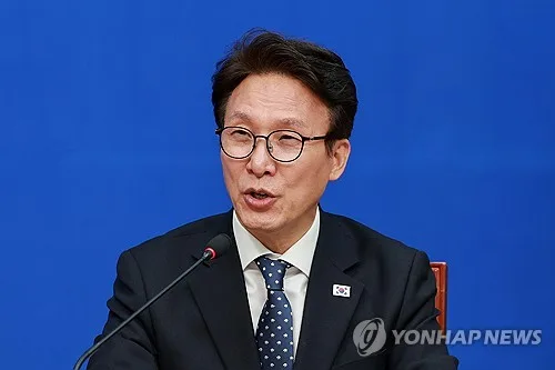 김민석 "논리·타깃 바꿔 대통령 공격…비판도 할일 하며 해야"