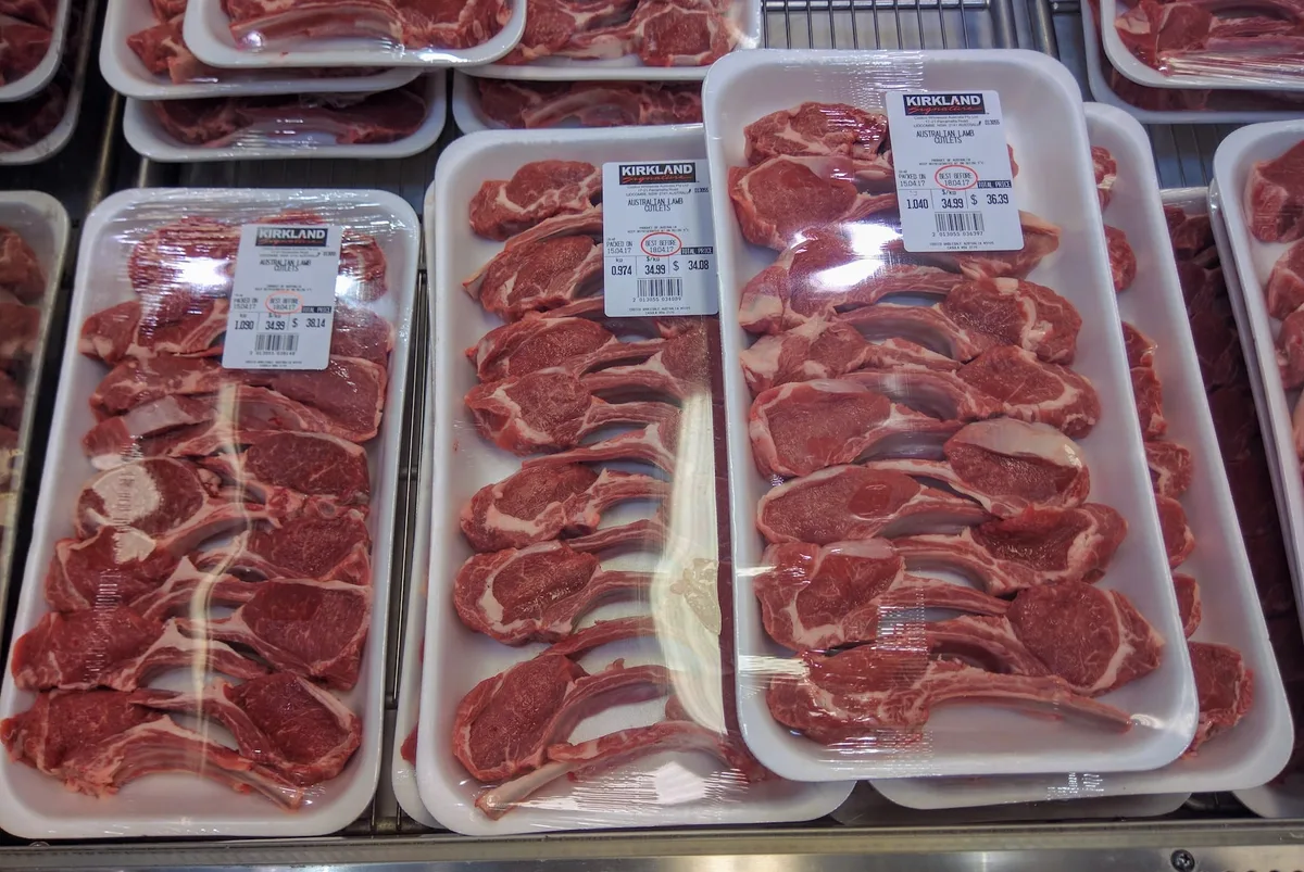 Chau plástico en la carnicería: científicos argentinos crearon un film biodegradable que promete cambiar para siempre la forma en la que compramos carne
