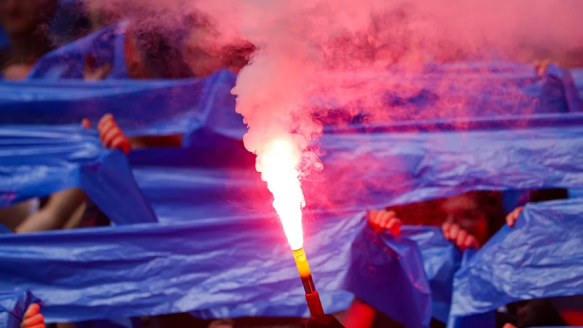Verband bestraft Pyrotechnik - Klub muss blechen, weil ein verstorbener Fan geehrt wurde