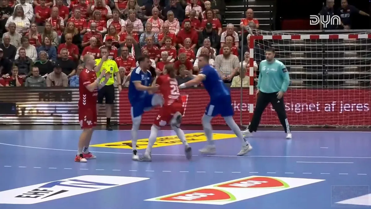 Mit dem Knie in die Weichteile - Hoden-Foul gegen deutschen Handball-Star