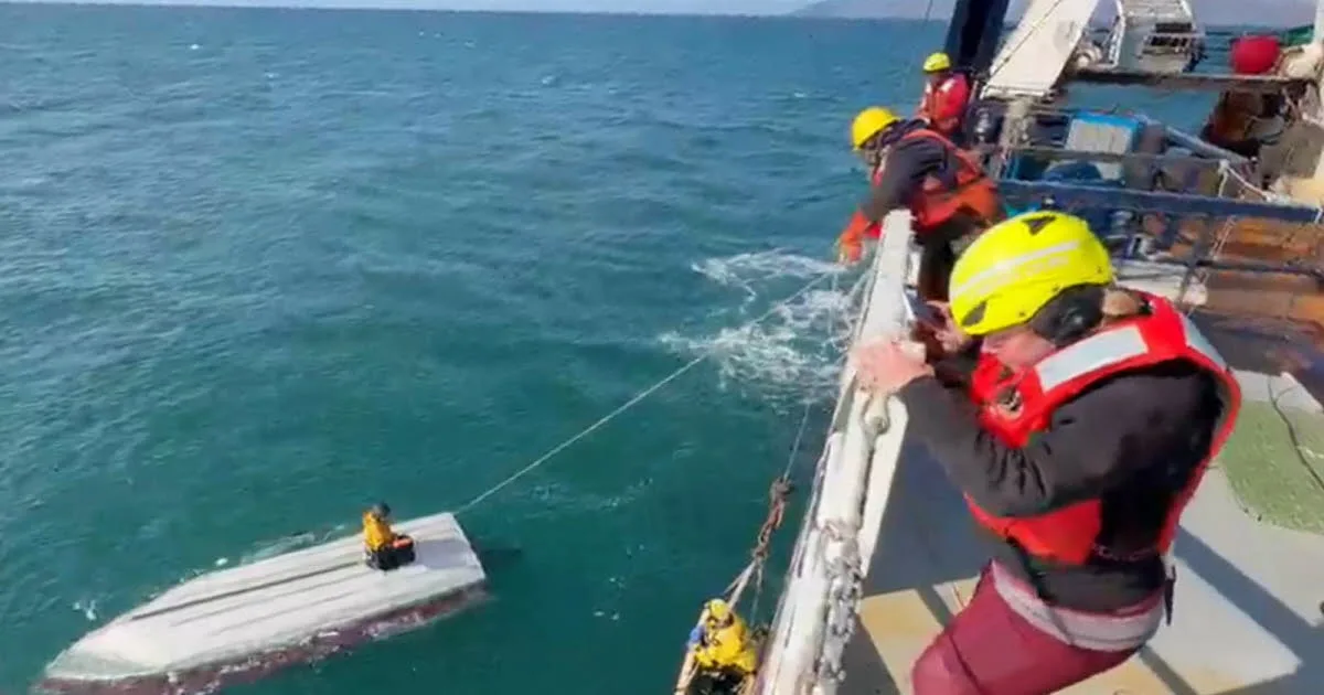 Alaska. Un ado de 15 ans survit trois jours dans les eaux glacées, accroché à la coque retournée de son bateau