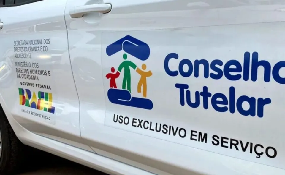 Casal é preso após PM encontrar crianças de 4 e 7 anos sozinhas no quintal e bebê recém-nascido dentro de casa no Paraná