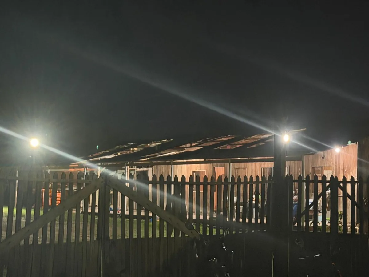 Ventos de 65 km destelham casas, derrubam árvore e bloqueiam rua em Rio Branco; ninguém se feriu