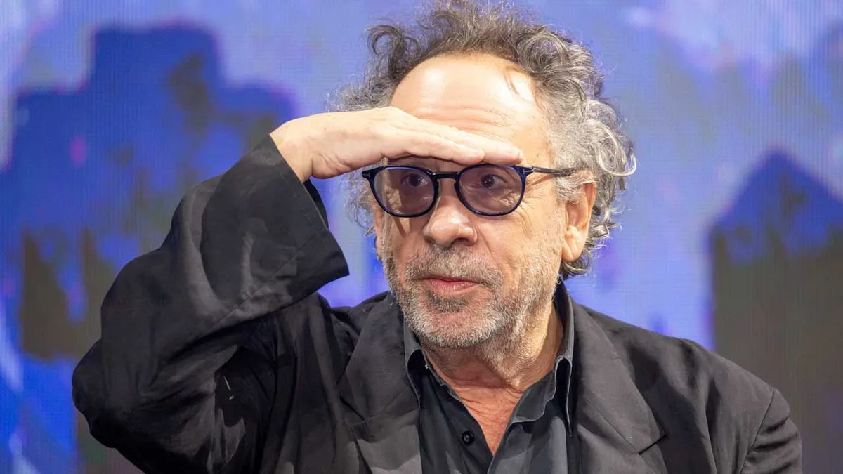 Tim Burton : après la saison 3 de Mercredi, un film historique inattendu avec un très grand auteur pour le réalisateur de Beetlejuice ?