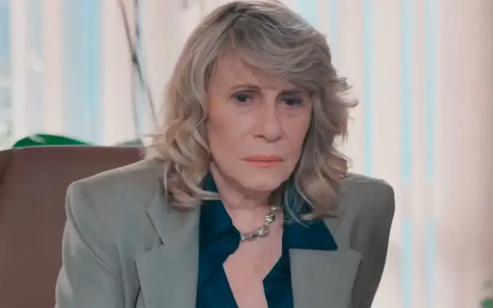 Antes de morrer, Pérola dá o pior castigo para a podridão de Vanessa em Por Você