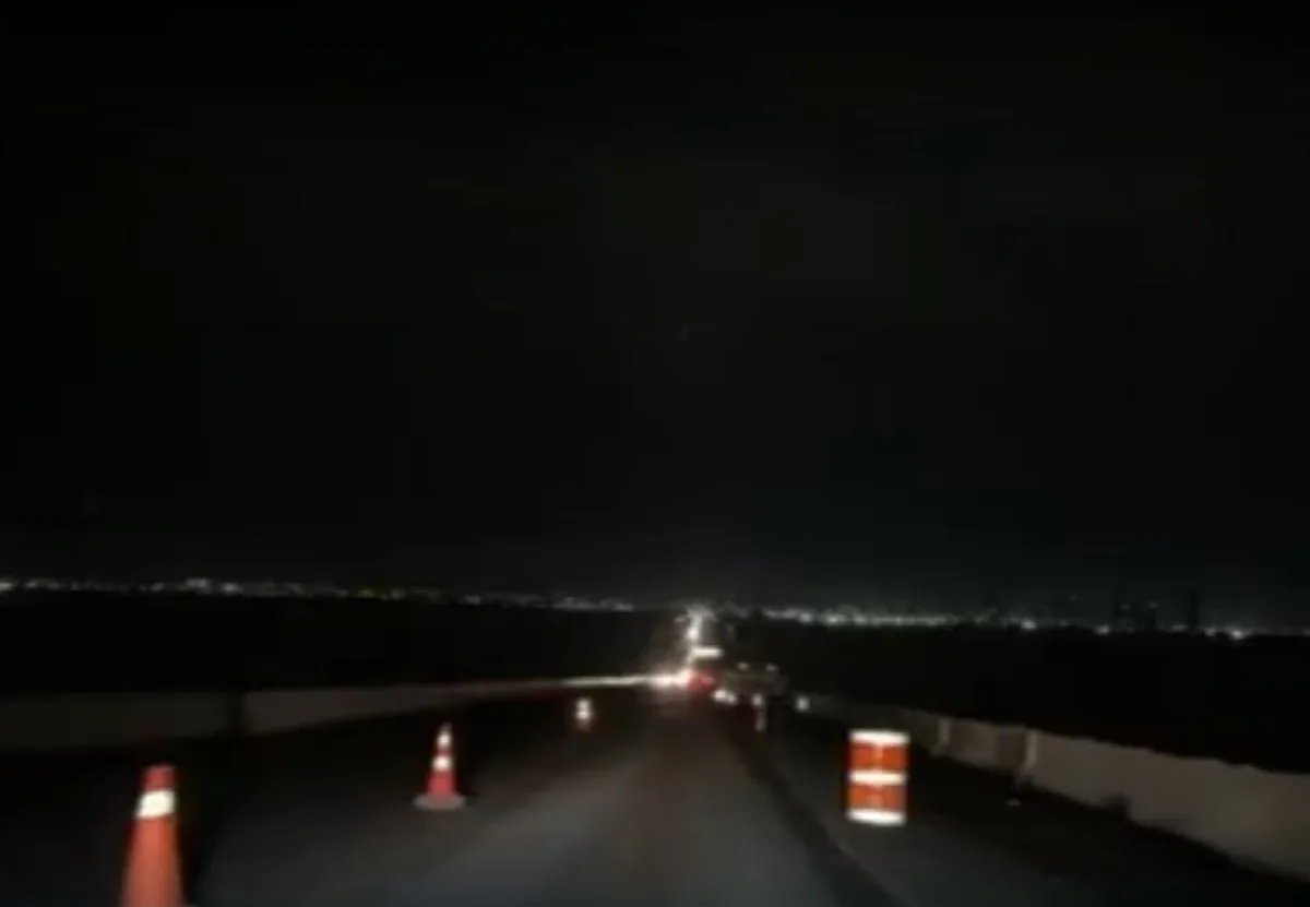 Falta de iluminação e máquinas paradas causam riscos a motoristas em ponte de Palmas