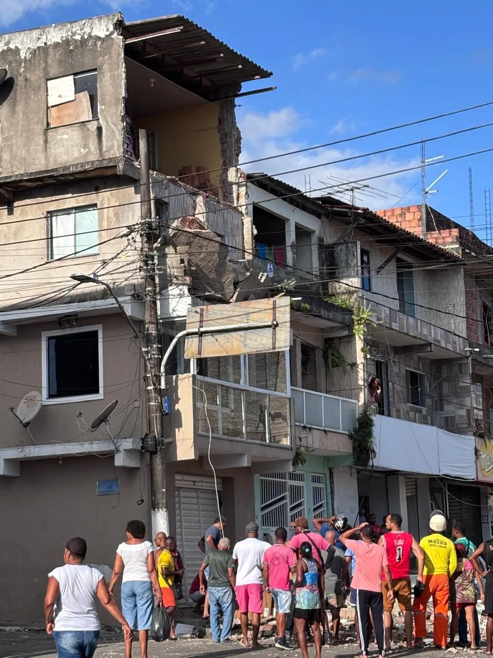 Marquise desaba e atinge homem em São Francisco do Conde