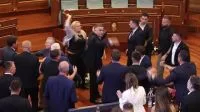 Albin Kurti é reeleito premiê do Kosovo; crise política continua