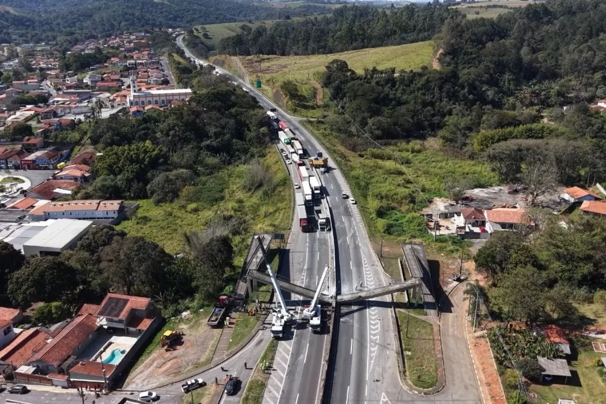 Queda de passarela na Fernão Dias que matou mãe e filho: empresa de transporte será investigada pela polícia
