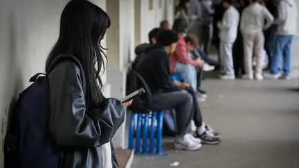 Les personnels de l'Education nationale regrettent d'avoir été avertis "beaucoup trop tard" pour bannir les téléphones portables des lycées dès la rentrée