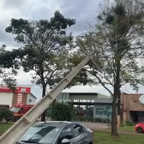 Poste cai sobre carro após motorista desviar de cachorro em Maracaju