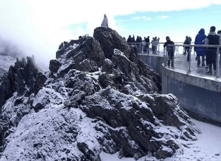 La nieve volvió a cubrir la cumbre del Pico Espejo y sorprendió a visitantes este domingo