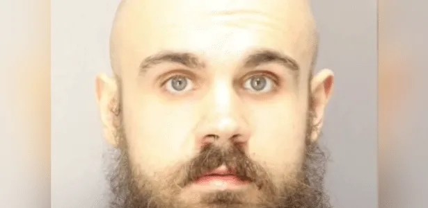 Homem acusado de matar pais, irmão e cunhada tem julgamento adiado nos EUA