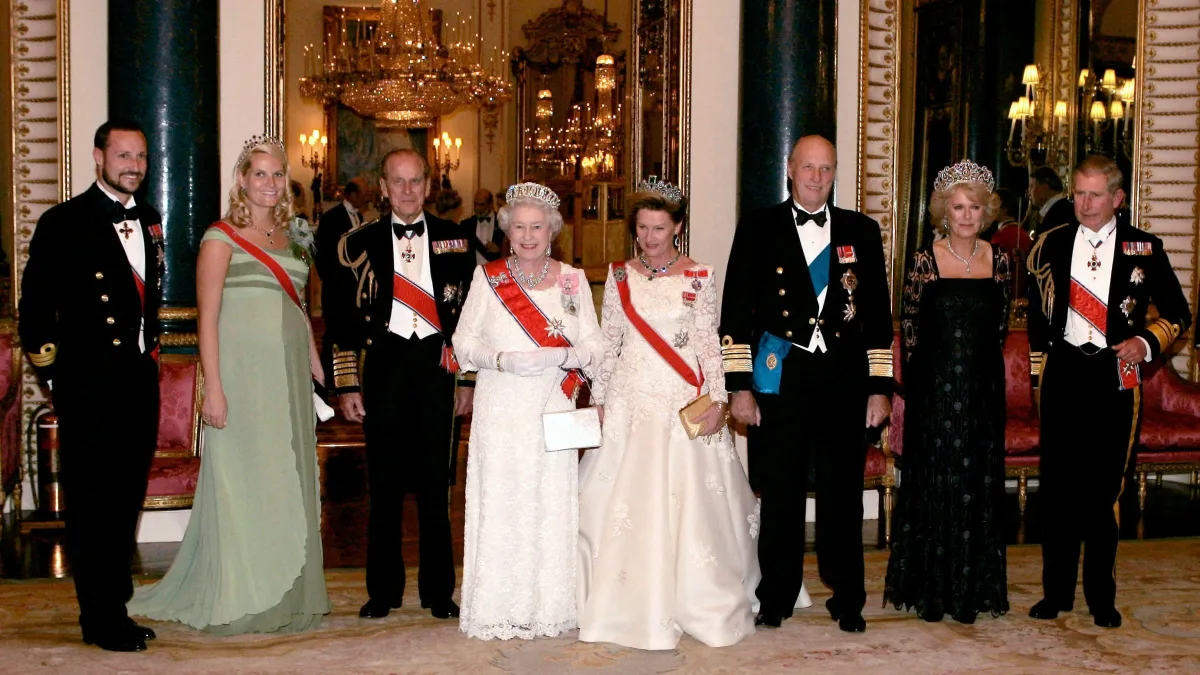 Bei Hofe: Charles III. trauert um seinen „Cousin“ Harald V.