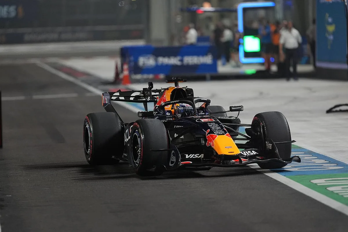 Verstappen bate dupla da Ferrari e garante a 'pole position' para o GP de Singapura