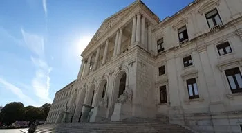Portugal é país da UE que mais caiu em índices de qualidade da democracia
