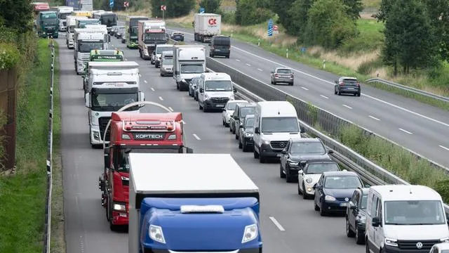 Reiseverkehr auf Autobahnen: ADAC: Weniger Stau in der Ferienzeit