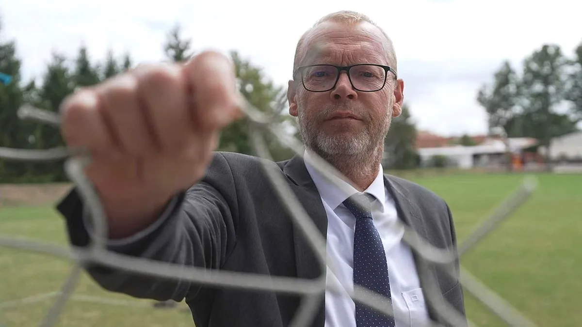 Vandalismus: Vandalismus und unbekannte Flüssigkeit auf Sportplatz