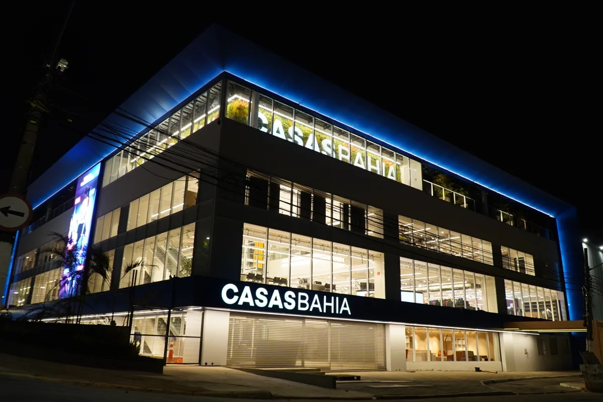 O que levou a Casas Bahia a uma crise histórica, com fechamento de quase 30% das lojas