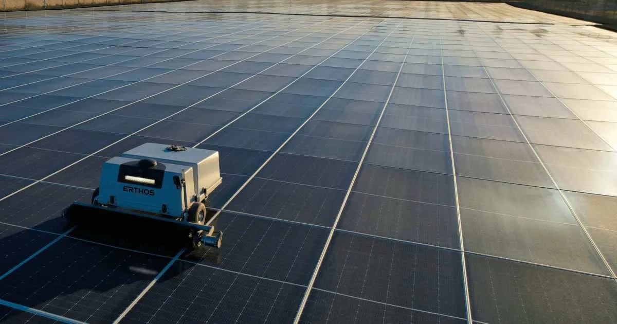 Paneles solares a ras del suelo: cómo funciona la tecnología estadounidense que busca generar electricidad a menor costo