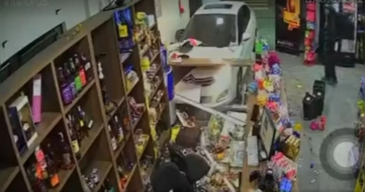 Carro invade loja de bebidas e deixa prejuízo de R$ 50 mil; motorista foi preso