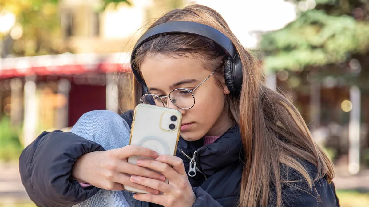OpenAI lança ChatGPT para adolescentes: menos humano e mais controlo para os pais