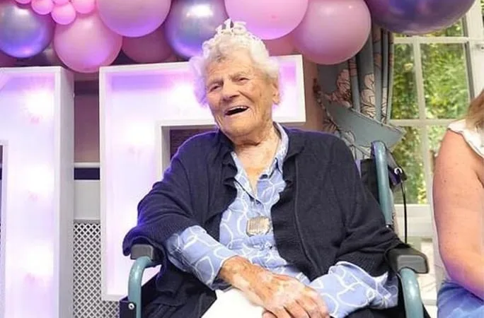 La mujer más longeva del mundo cumple hoy 117 años: de sobrevivir al covid a hacer reír al rey Carlos III