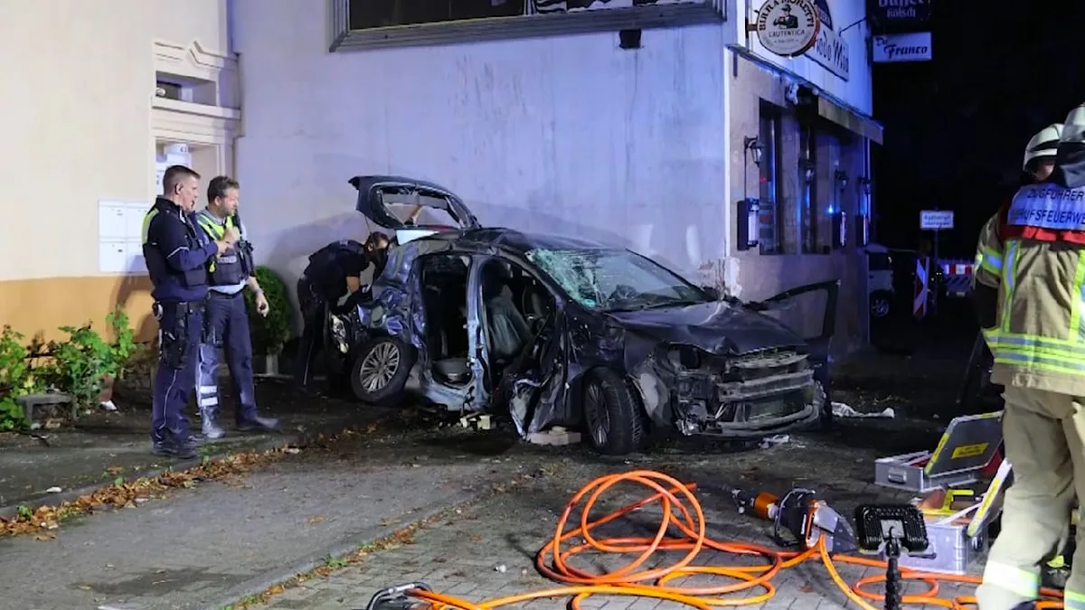 Fünf Verletzte in Köln - Einbrecher auf der Flucht? Fiat rast in Pizzeria