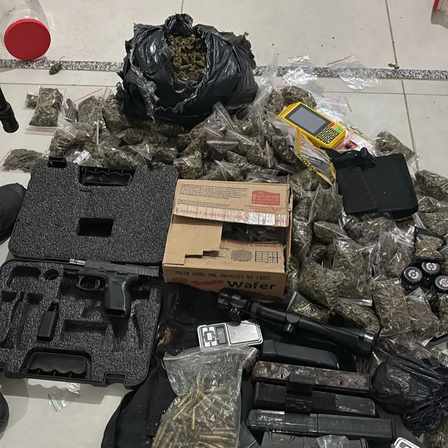 Mulher é presa com arma, munição de fuzil e drogas em rodoviária na Bahia