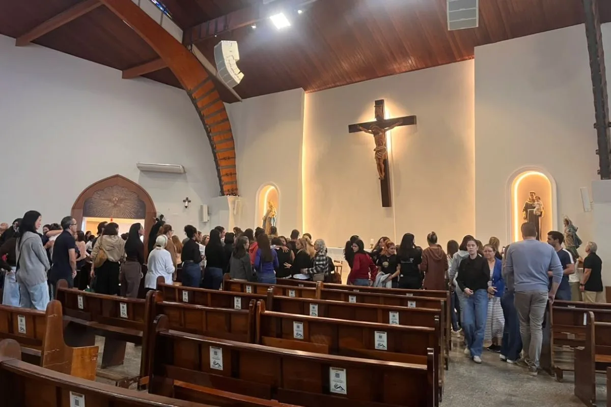 'Rezar para estarem em paz': família se despede de pai e filhas em missa de 7º dia após tragédia em rodovia de MS