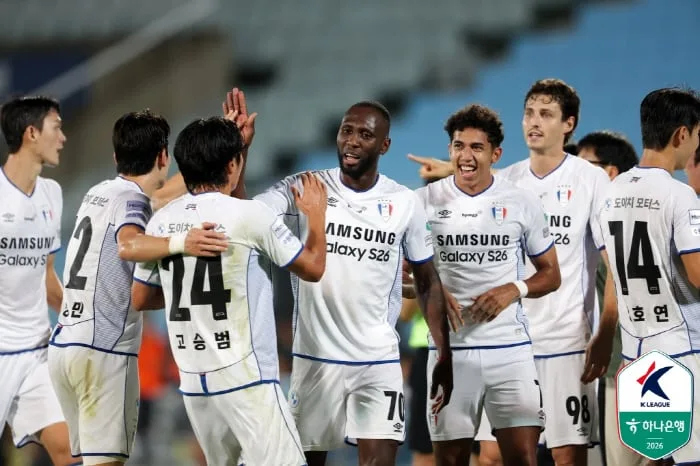 수원 형제들 동반 승격? '후반기 무서운 상승세' 수원-수원FC, 나란히 1-2위