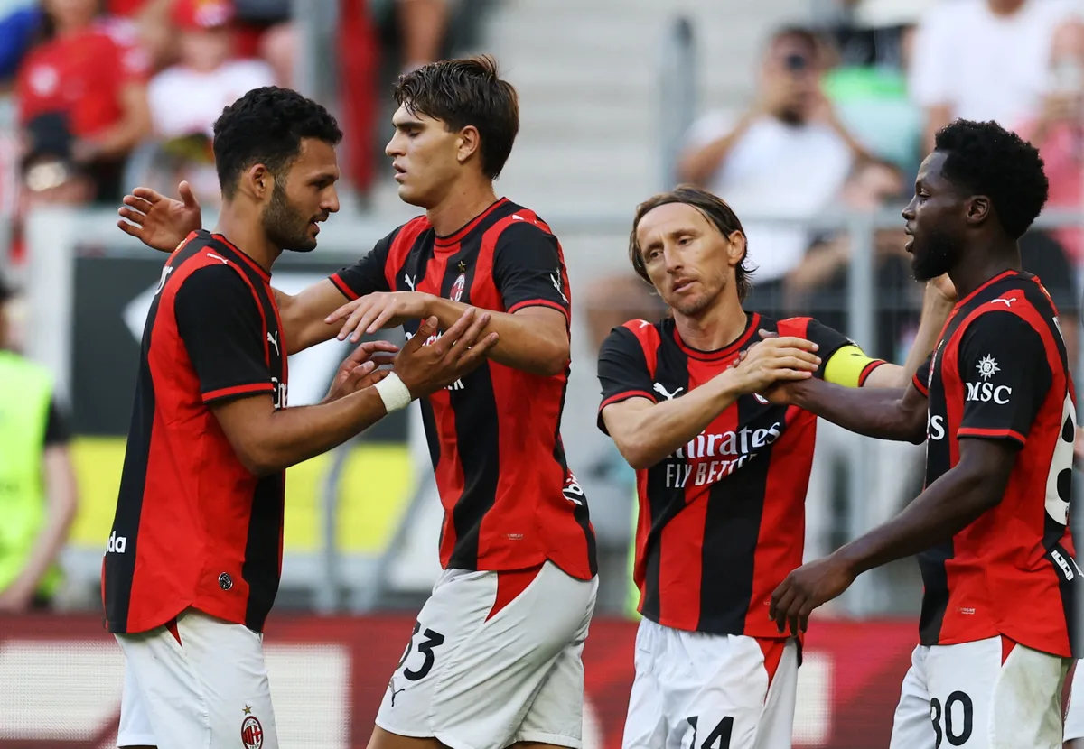 Milan vence o Manchester United de virada em amistoso na Polônia