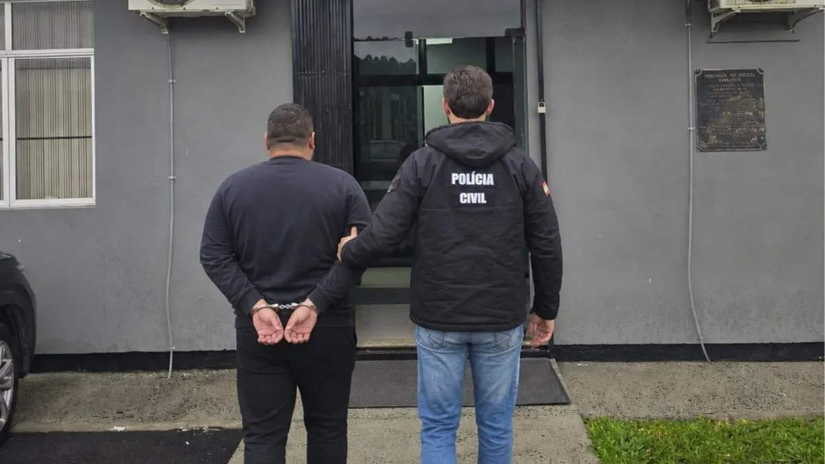 Homem é preso por tentar matar companheira e 3 filhas ao jogar carro contra poste em SC