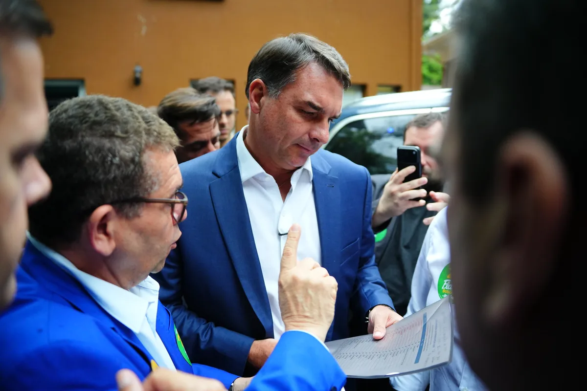 Justiça libera entrega de título de cidadão de Salvador a Flávio Bolsonaro