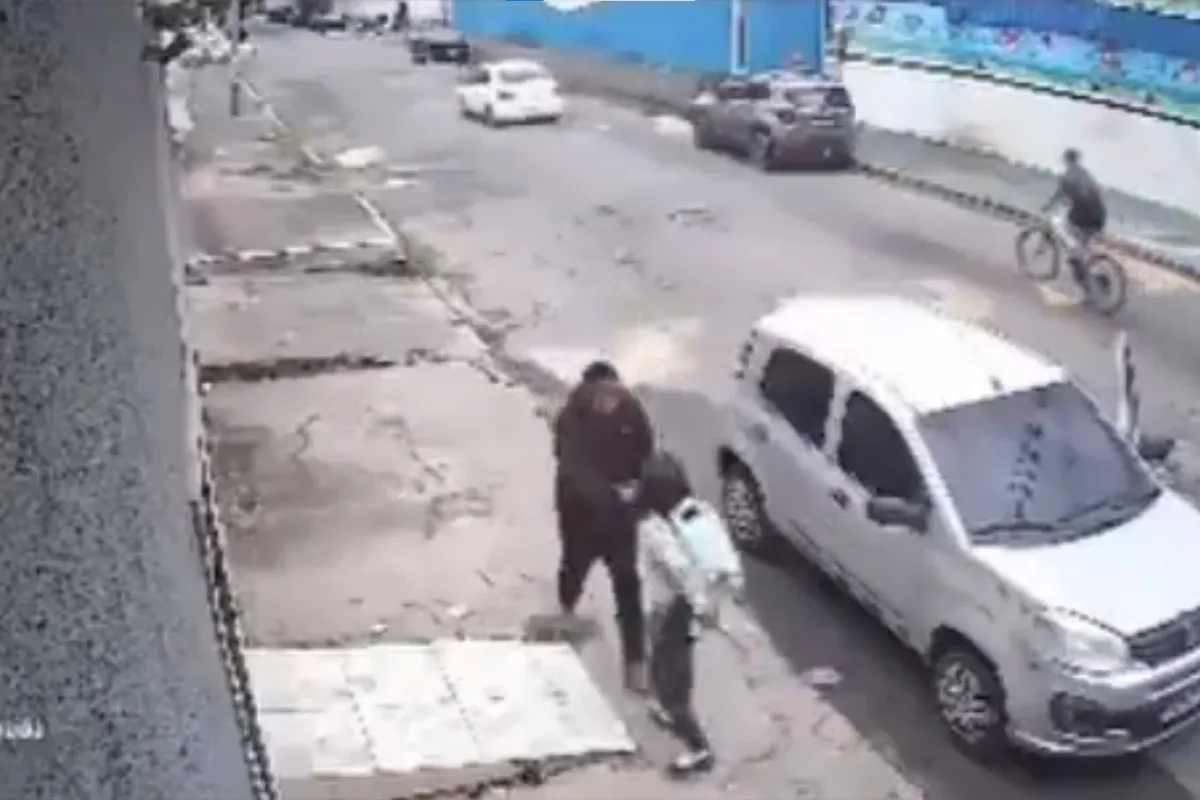 Jovem implora para bandido armado não levar o celular no Rio