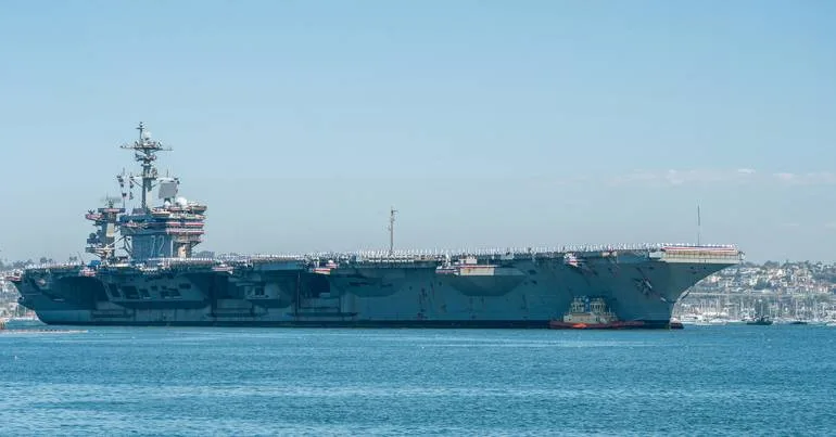 Porta-aviões USS Lincoln regressa à base em San Diego