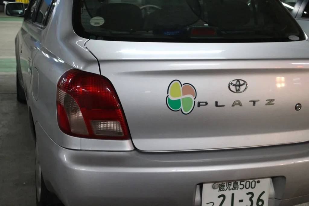 El trébol de cuatro hojas que ves en algunos coches en Japón no es decoración: es obligatorio para las personas mayores