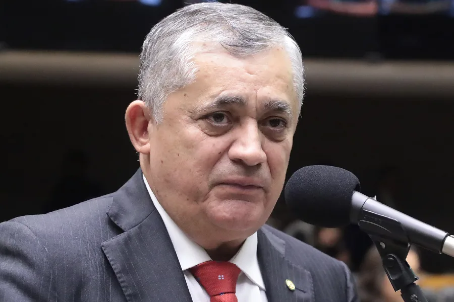 Guimarães recorre a Alcolumbre para tentar destravar prioridades de Lula antes das eleições