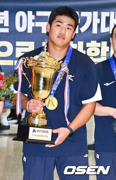 ‘ML 20억 계약’ 투타겸업 유망주, 韓 8년 만의 우승 이끌고 절실히 느꼈다 “둘 다 하니 힘들어, 야수에 마음 간다”